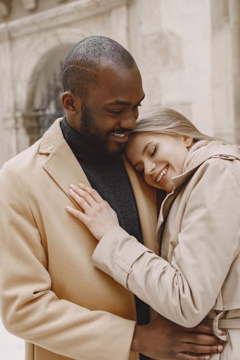 una coppia che si abbraccia